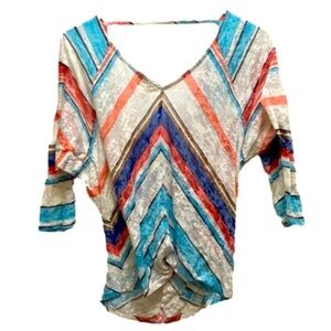 WONENS STYLISH V-NECK 3/4 SLEEVE TOP. SZ MEDIUM